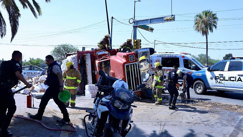 Volcadura de camión de abarrotes deja 4 lesionados y horas de tráfico